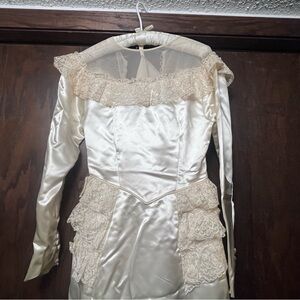 Vintage Elegant Cream Satin wedding Dress long train and Lace Details